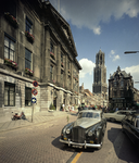 115099 Gezicht op het Stadhuis (Stadhuisbrug) te Utrecht, met op de voorgrond een trouwauto en op de achtergrond het ...